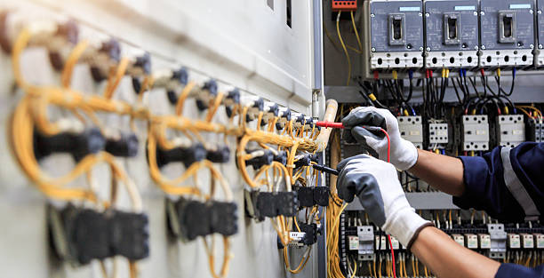 Professional Electrician technician working in Mahtomedi, MN